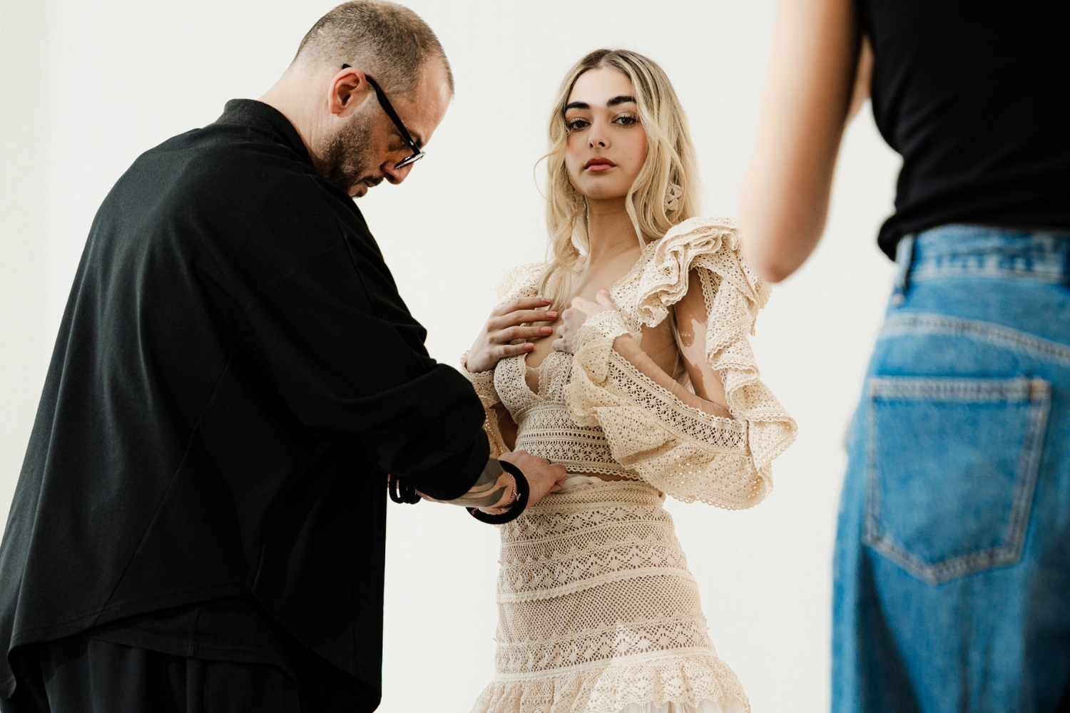 Vg with a woman wearing his bridal creation, a tribute for International Women’s Day