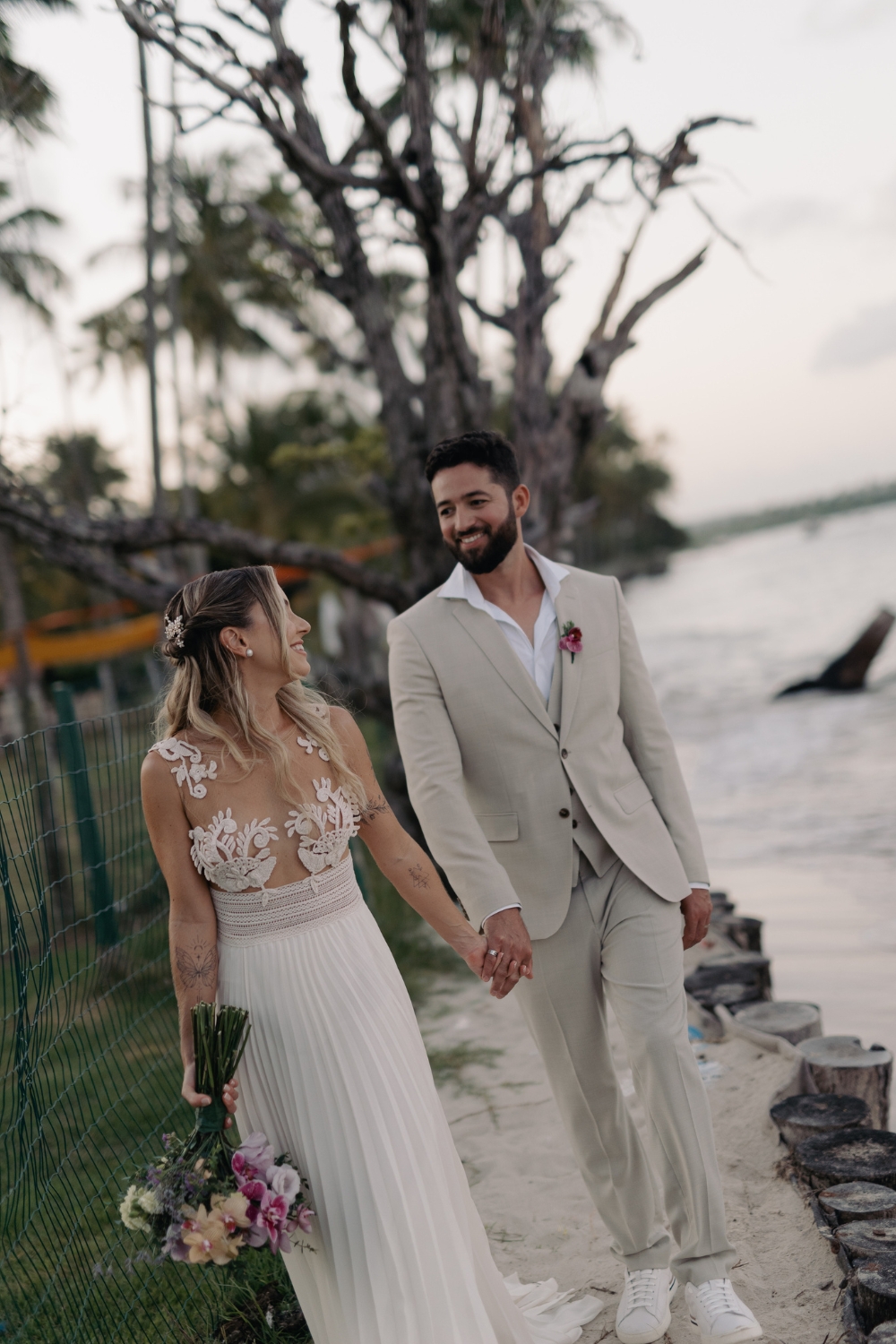bride-and-groom-by-the-sea-wedding-in-praia-dos-carneiros-zolotas-atelier (34)