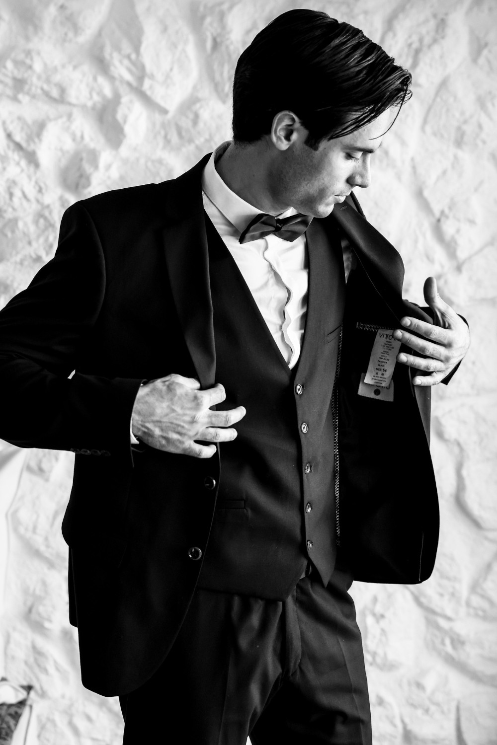 groom-preparation-vlack-and-white-atelier