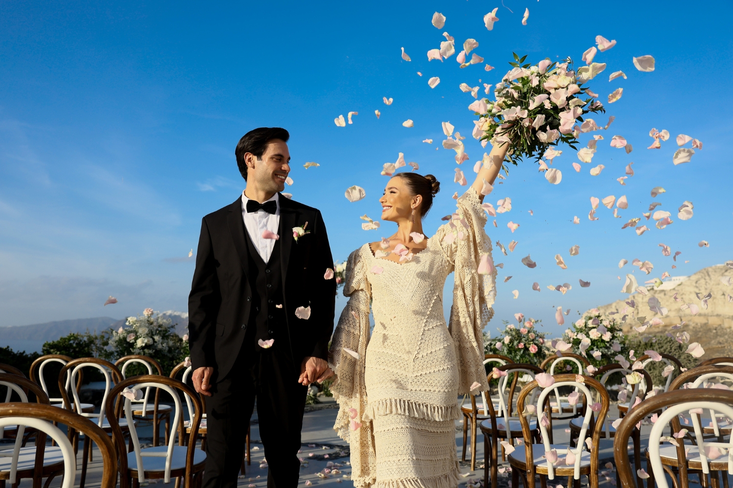petals-in-the-air-venetsanos-winery-wedding-dress-atelier-zolotas-kapetanakis-studios (10)