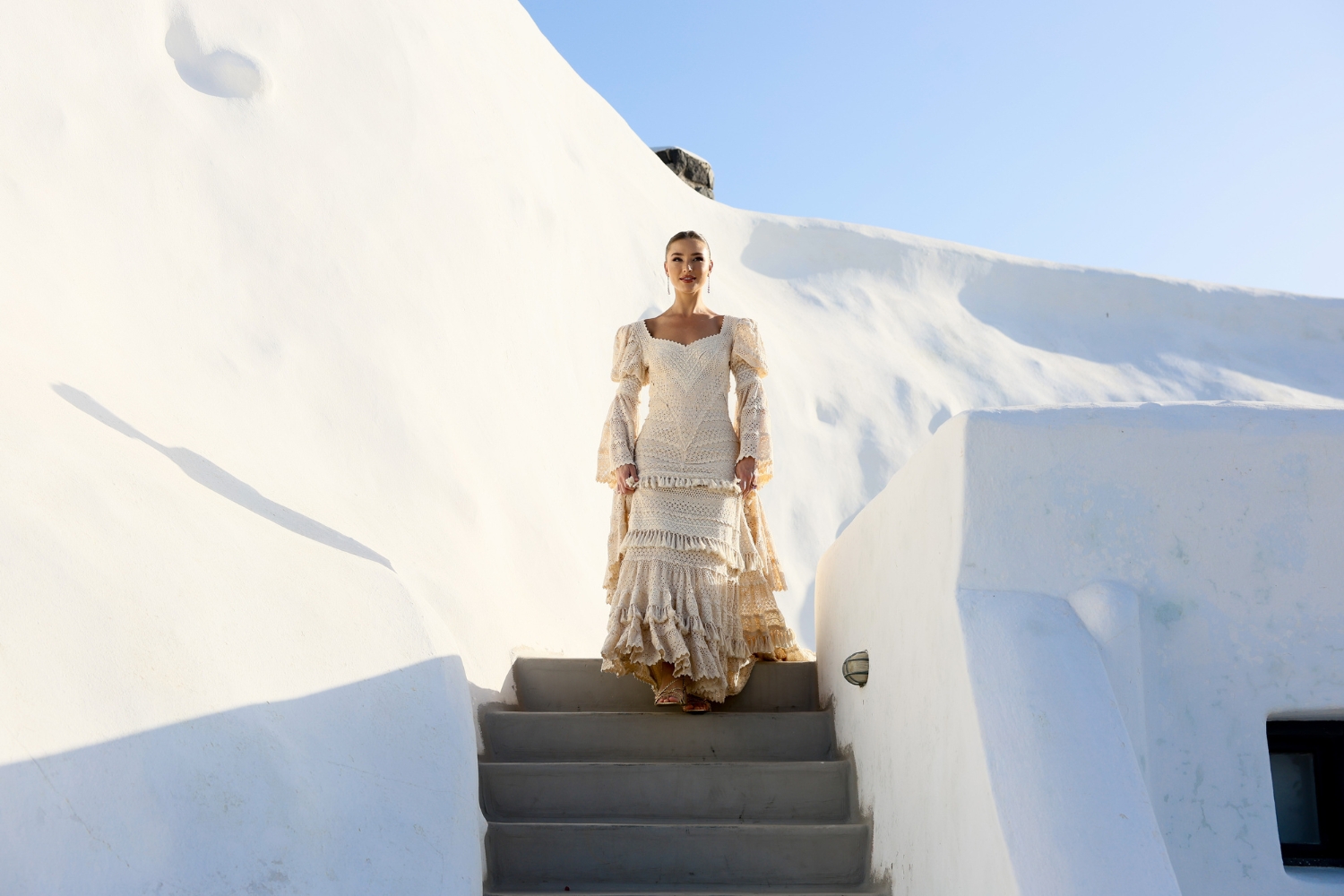 venetsanos-winery-bridal-arrival-wedding-dress-atelier-zolotas (5)