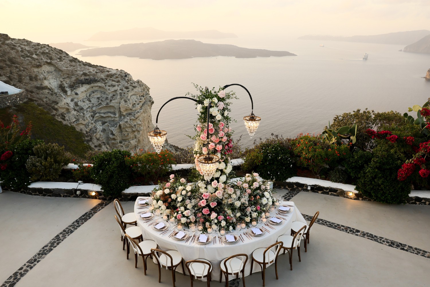 venetsanos-winery-chandeliers-reception-table