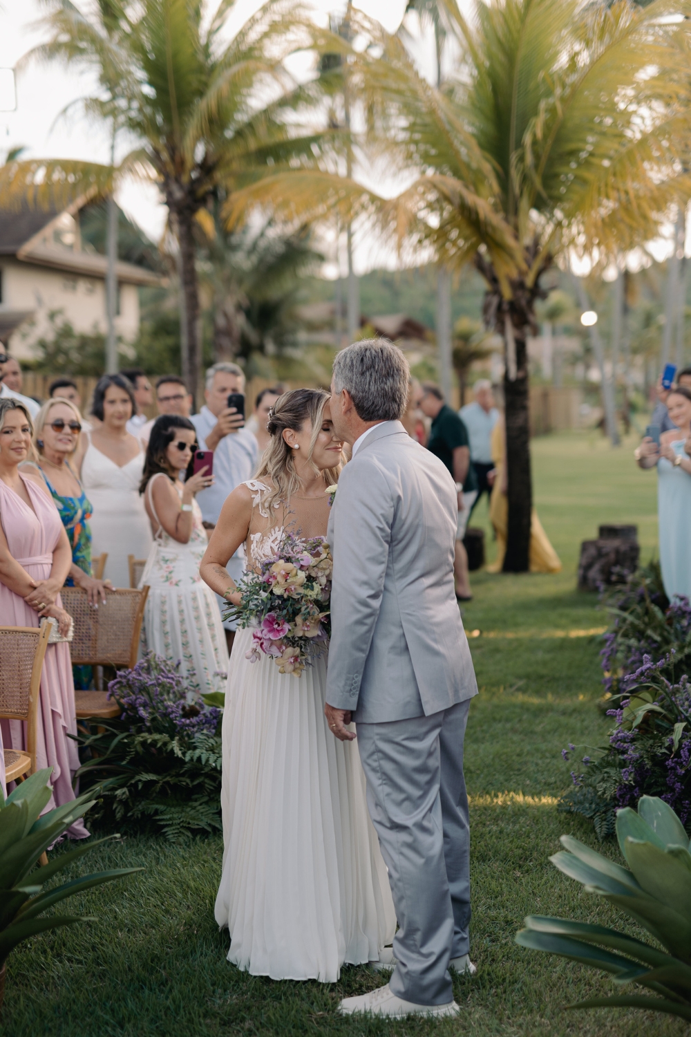 wedding-in-praia-dos-carneiros-father-giving-away-the-bride14)