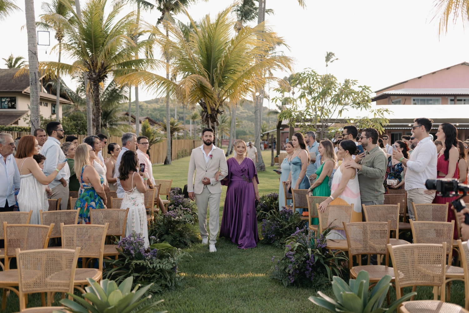 wedding-in-praia-dos-carneiros-groom-entrance-with-mother (3)