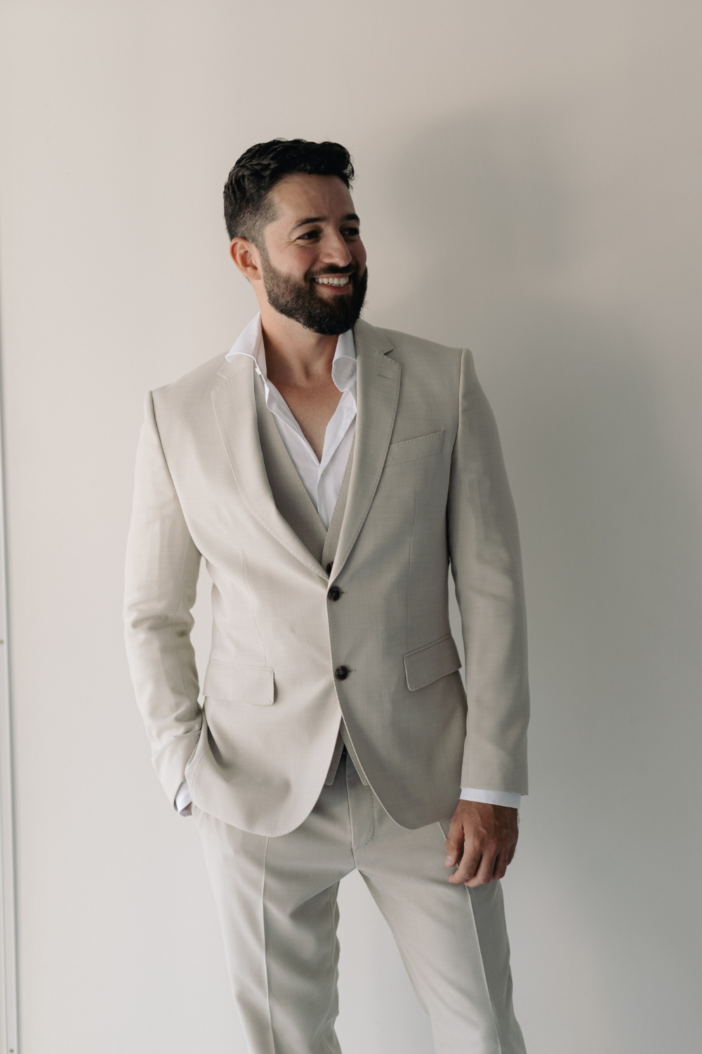 wedding-in-praia-dos-carneiros-groom-getting-ready