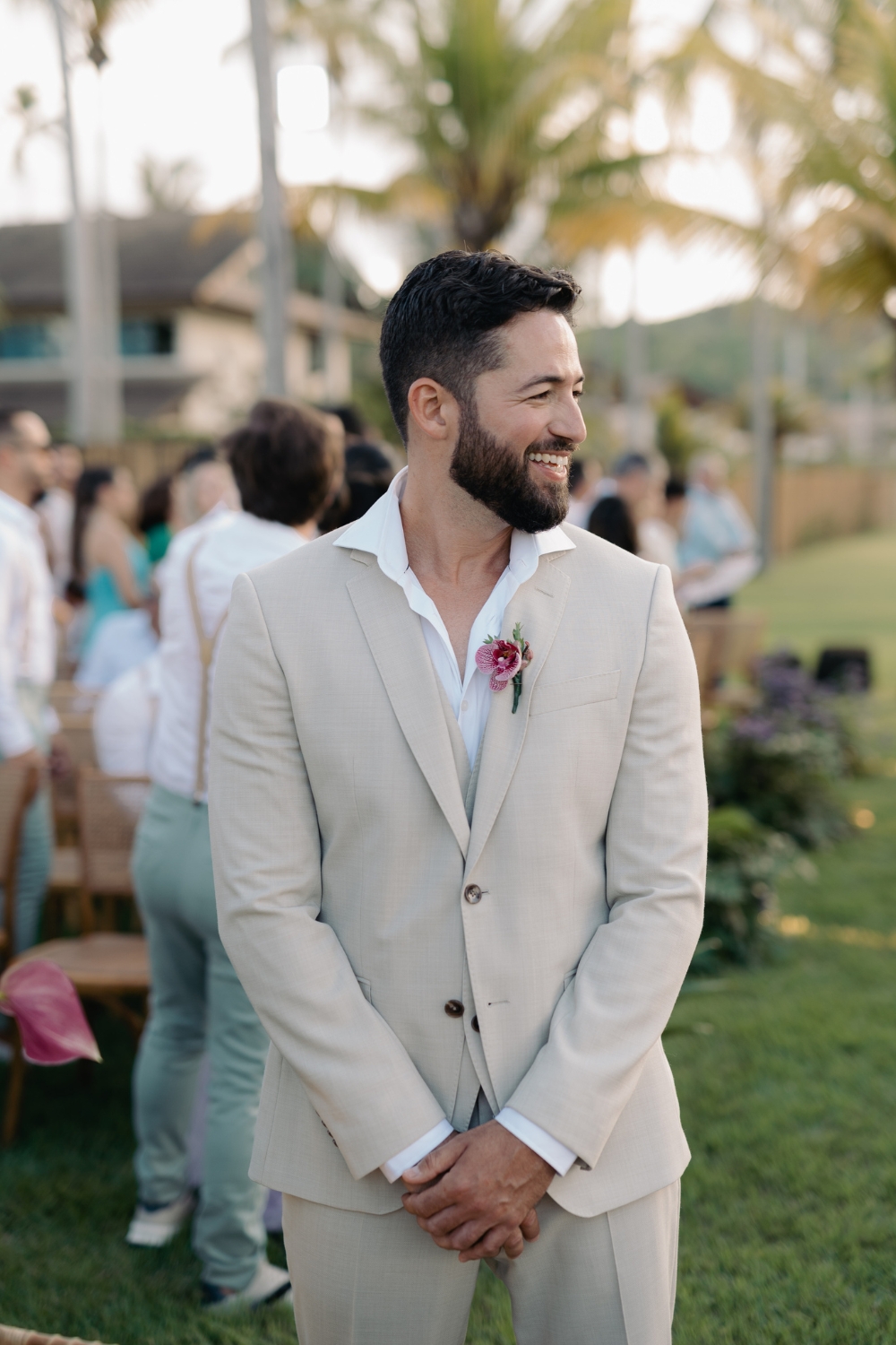 wedding-in-praia-dos-carneiros-groom-in-beige-suit-shot (12)