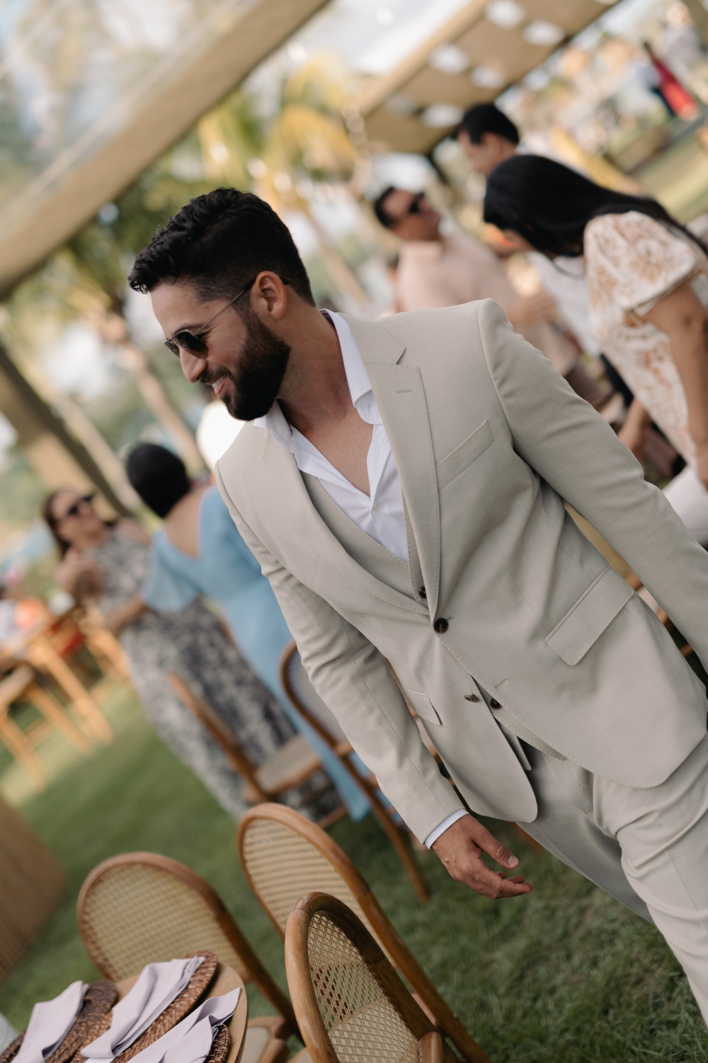 wedding-in-praia-dos-carneiros-groom-in-light-beige-summer-suit (30)