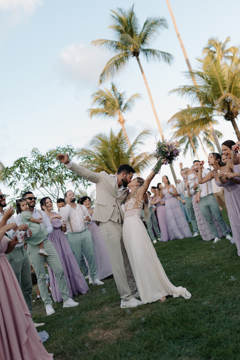 wedding-kiss-in-praia-dos-carneiros-zolotas-atelier-couture (24)