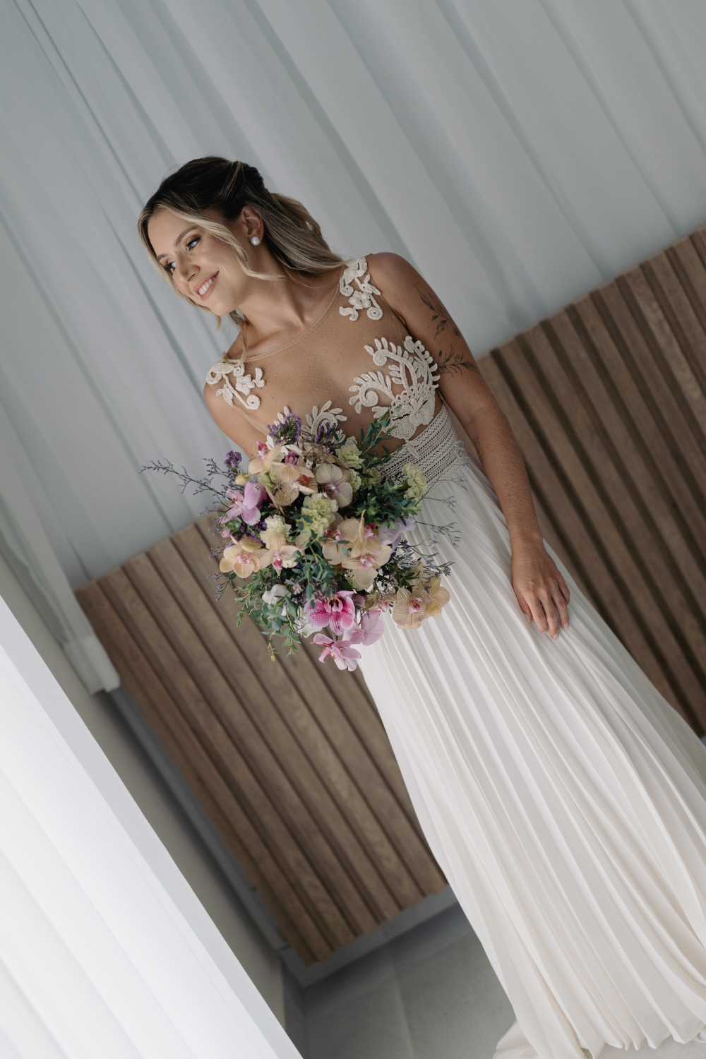 wedding-preparation-bride-holding-bouquet