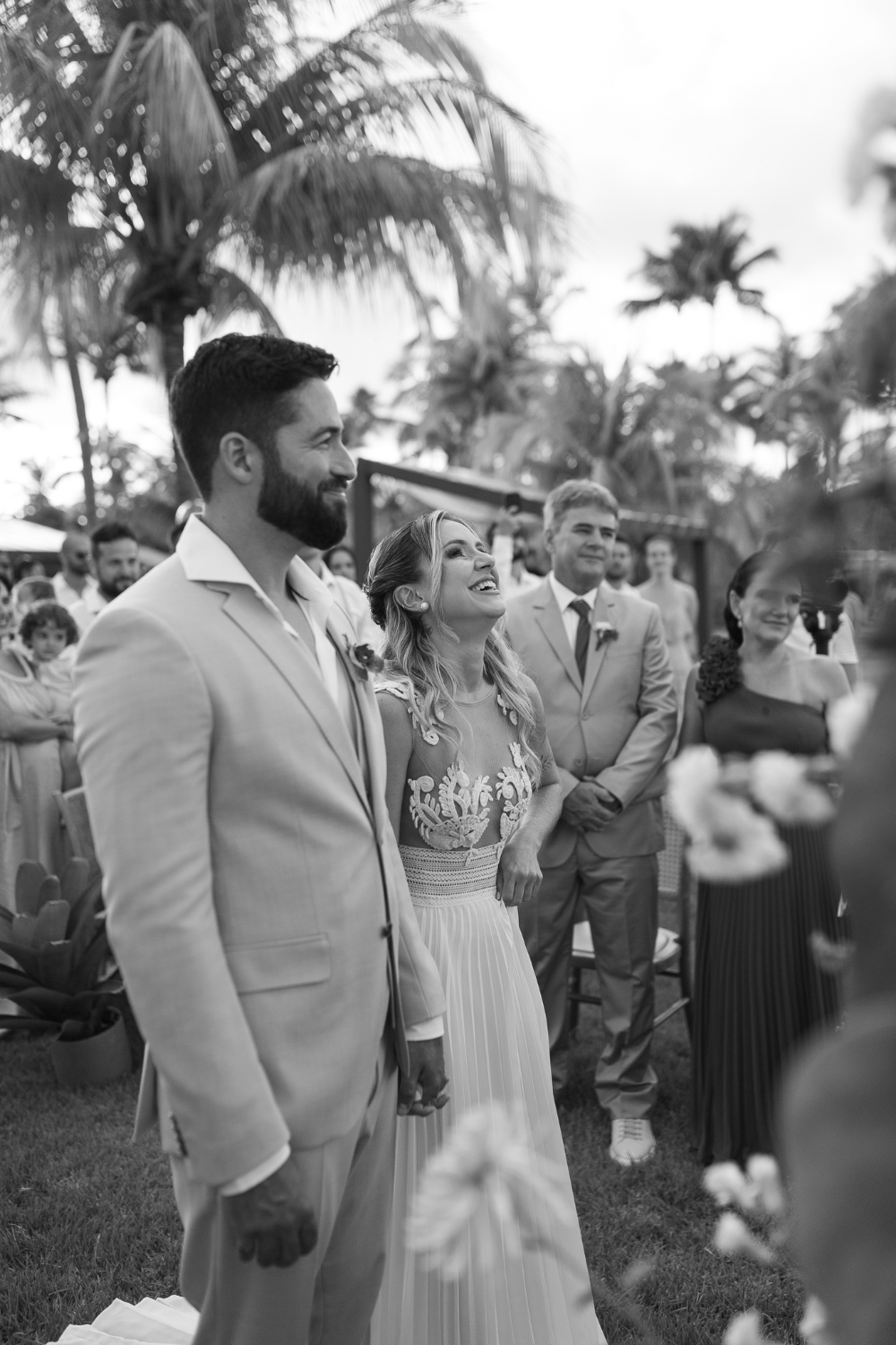 zolotas-bride-black-and-white-wedding-in-praia-dos-carneiros (19)